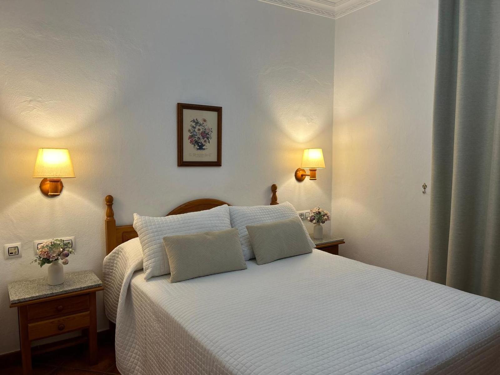 Hostal Los Mellizos Коніль-де-ла-Фронтера Екстер'єр фото A bedroom at the hotel